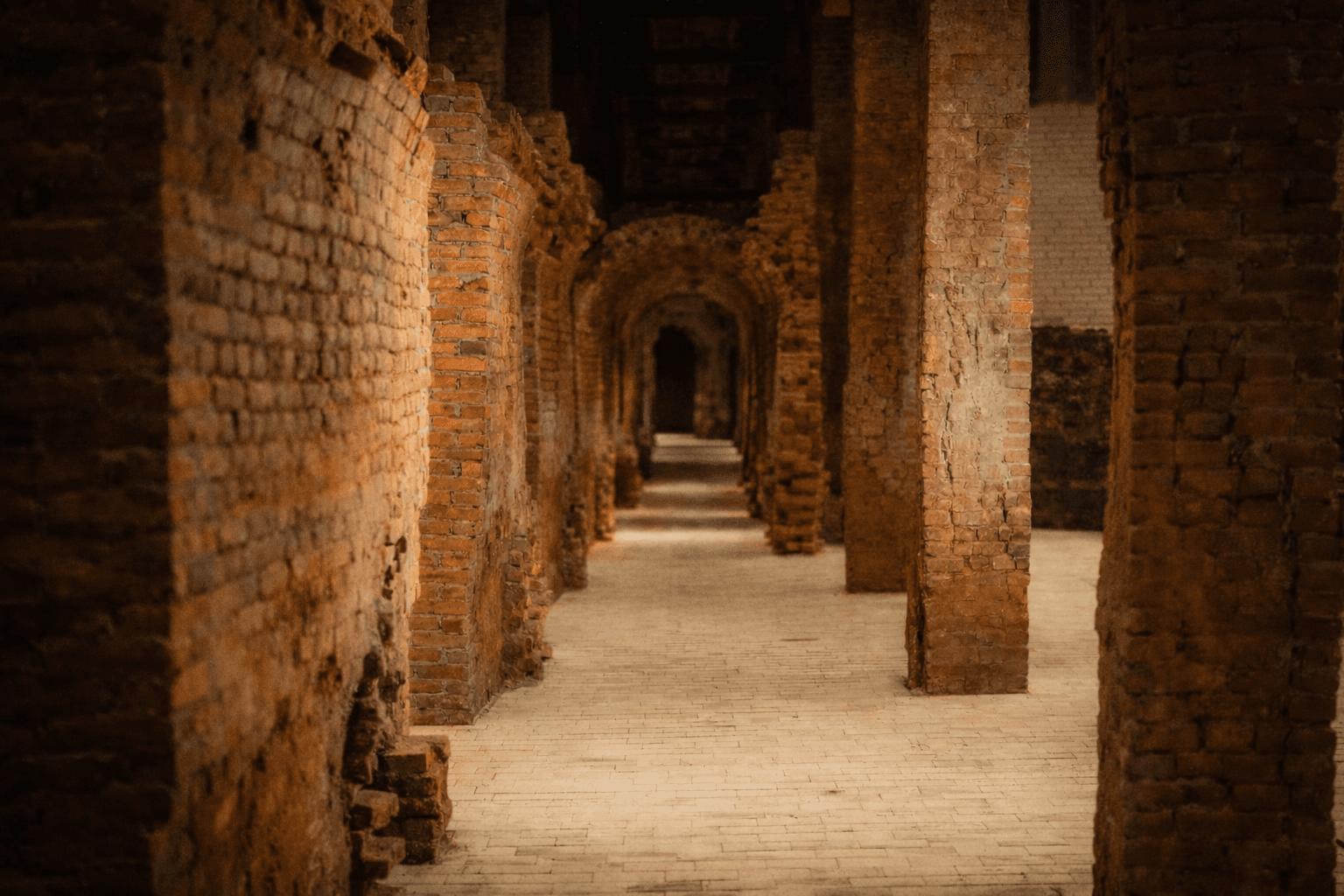 De Salesfabriek - fabriekshal met bakstenen pilaren